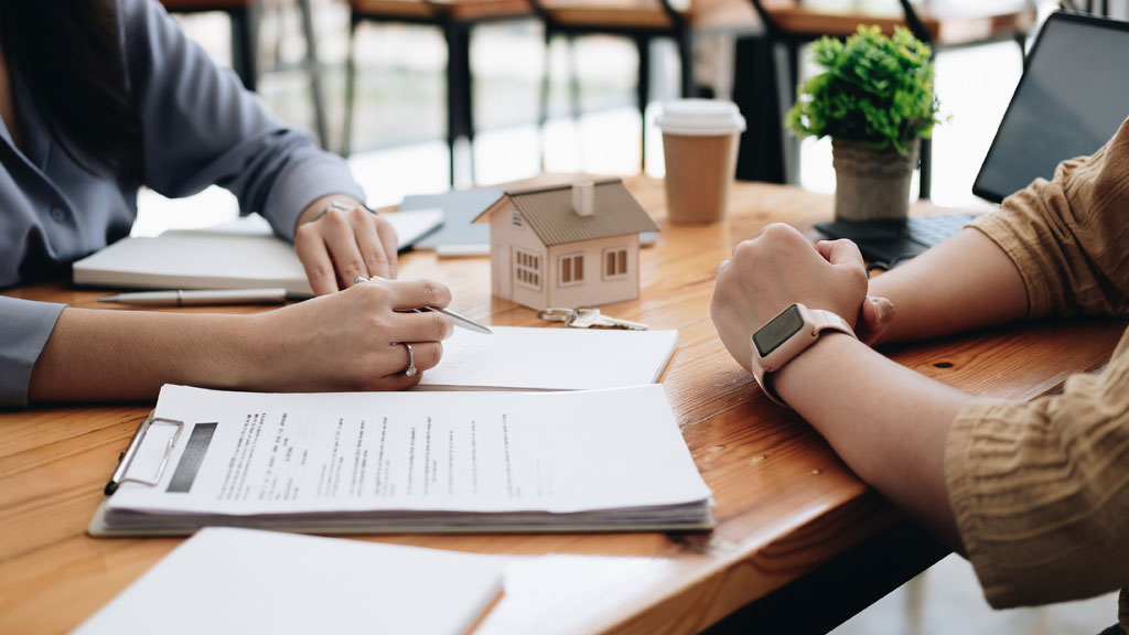 Espace de travail avec documents administratifs pour recherche logement frontalier